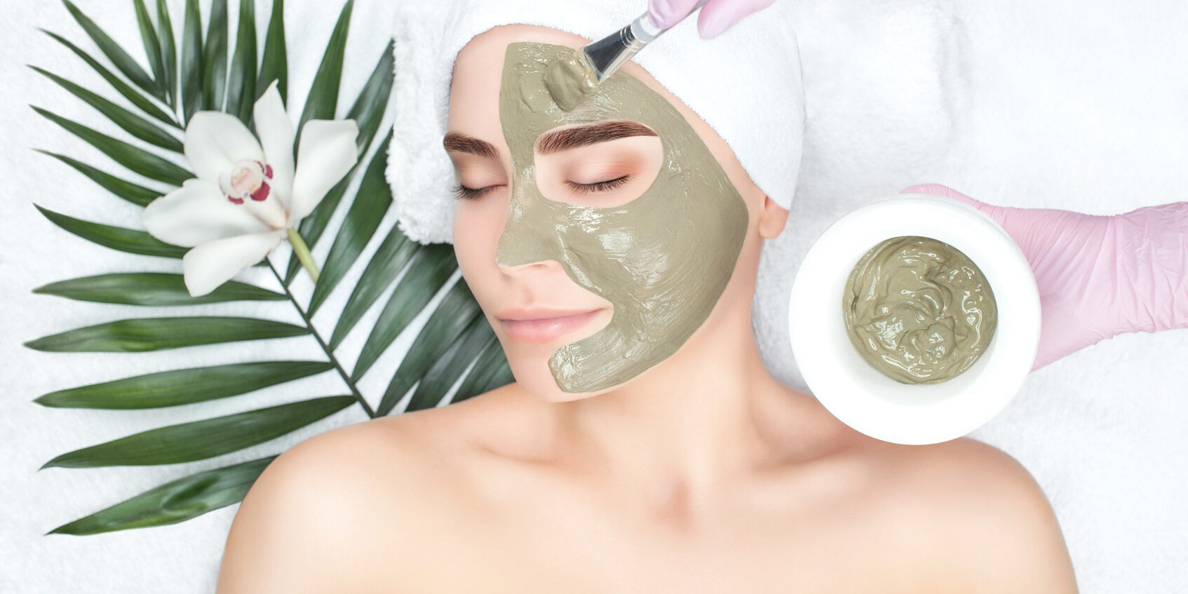The procedure for applying a mask from clay to the face of a bea